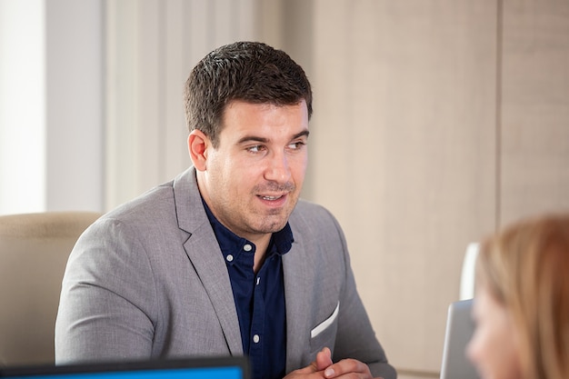 Executivo em conversa individual no consultório, momento de avaliar um psicólogo para executivos
