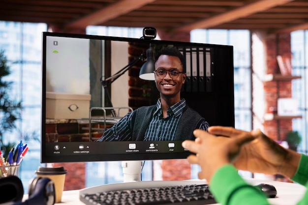 Profissional em videochamada com o psicólogo pelo computador, formato de terapia online para executivos